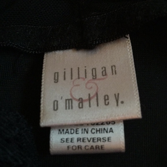 💲🔻 Velvety Fitted Camisole with Lace Neckline - Picture 3 of 5